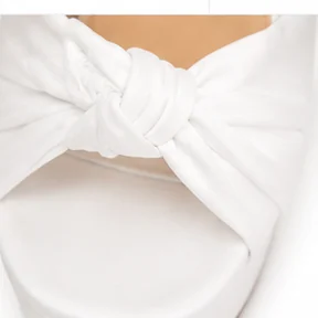 Nudo del empeine del zapato de novia